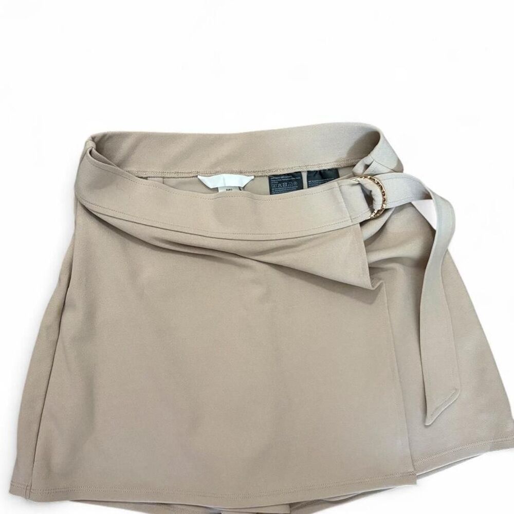 H&M Minimalist Elevated Basic High Waisted Women's Tan Skort w/Gold Buckle
